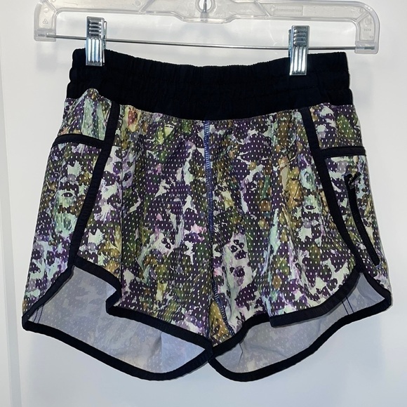 ⭐️HP⭐️Sz4 Lululemon Tracker Short III  floral sport white multi/ black  EUC - Picture 6 of 9